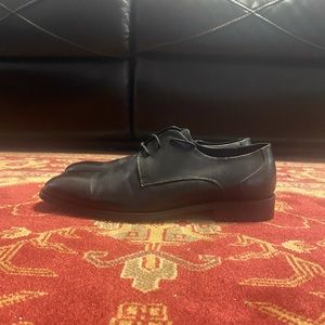 Amazing all black casual shoes.